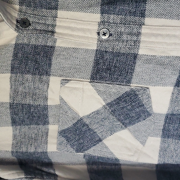 EXCELLENT QUALITY Flannel Button up - Picture 2 of 5